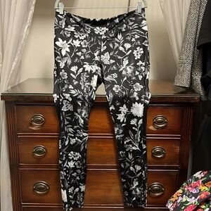 NWOT Old Navy Women's XL Black, White, Gray Floral Leggings W/ Zip Back Pocket